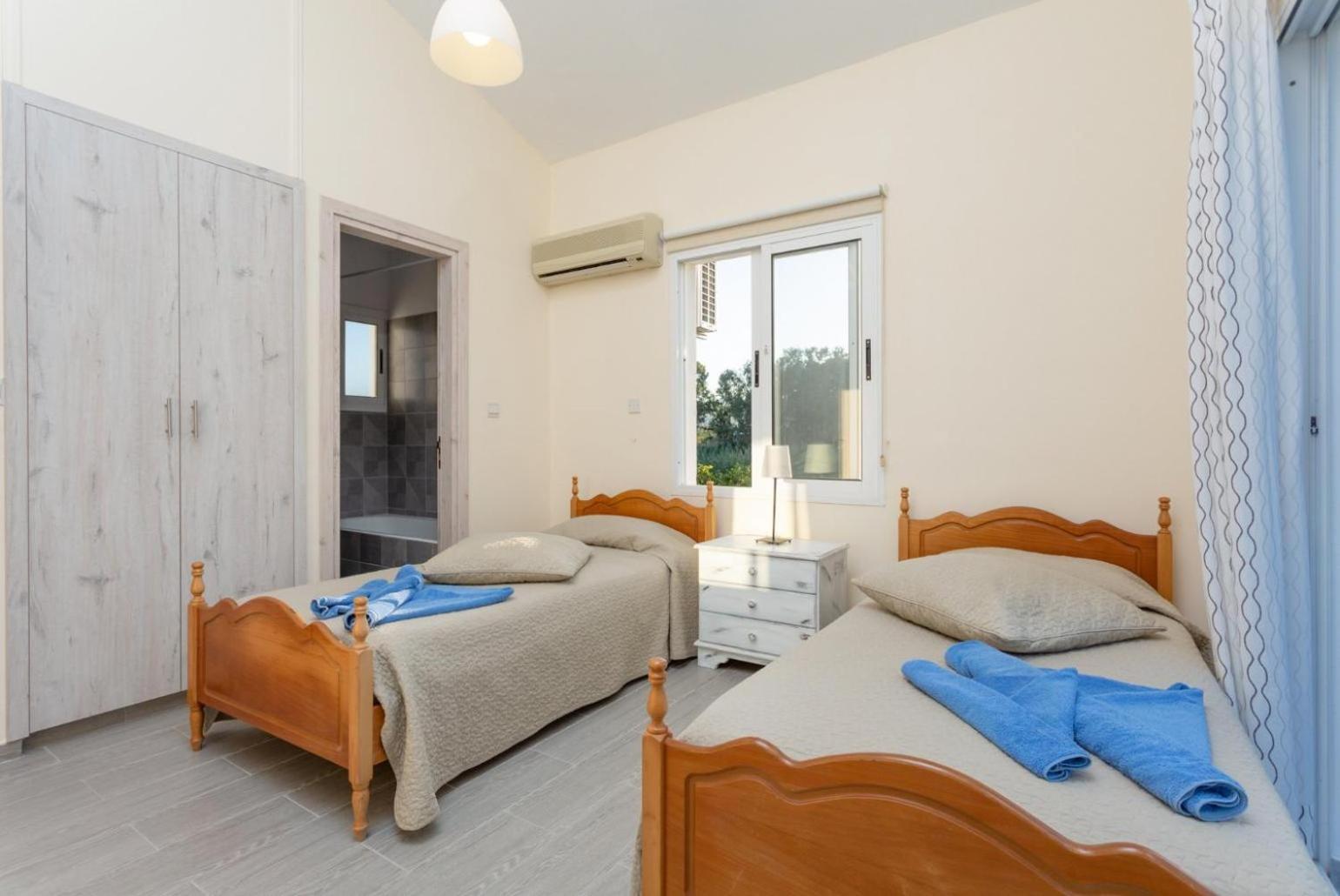 Sun Beach Villa Tria Polis Exteriér fotografie